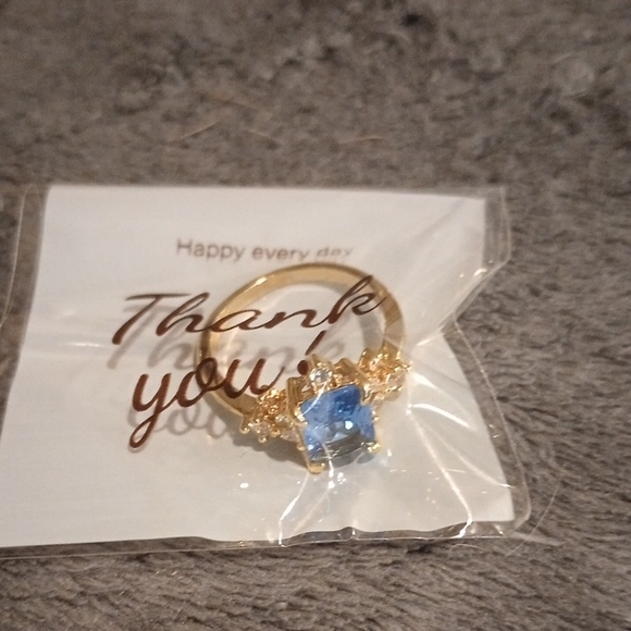 5/20 Elegant Blue and Gold Women's Ring Size 8 - Picture 4 of 4